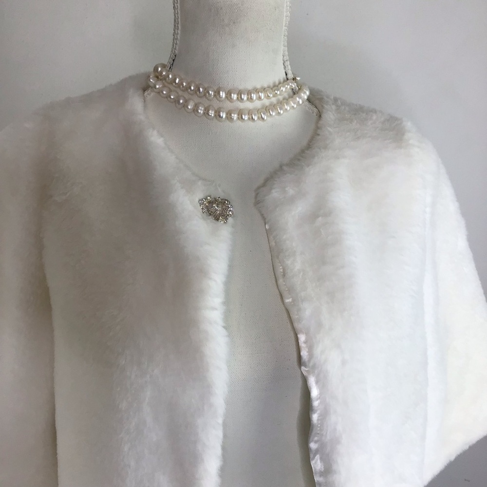 HAANI WOMEN ELEGANT SNOW WHITE FAUX FUR BELL SLEEVE FANCY EVENT SHAWL WRAP SZ S - Picture 4 of 7